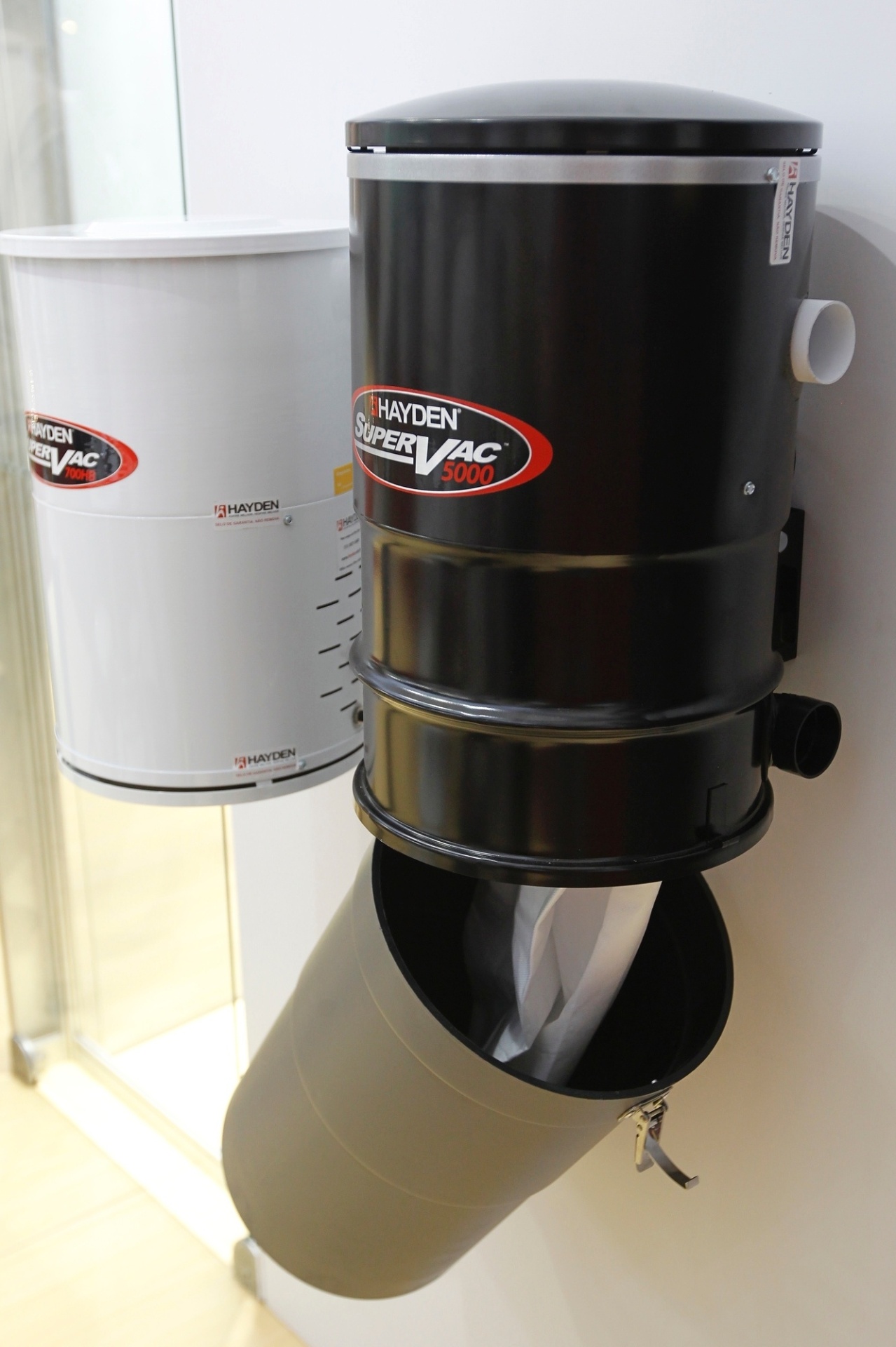 O sistema de aspiração central da marca canadense Hayden (www.hayden.com.br), foi um dos destaques da 20ª edição da Feicon Batimat (Salão Internacional da Construção), em cartaz de 18 a 22 de março de 2014 em São Paulo. Composto por um conjunto de dutos embutidos e uma central de aspiração (foto), o equipamento pode deter três tipos de saídas para sucção... - Reinaldo Canato/ UOL