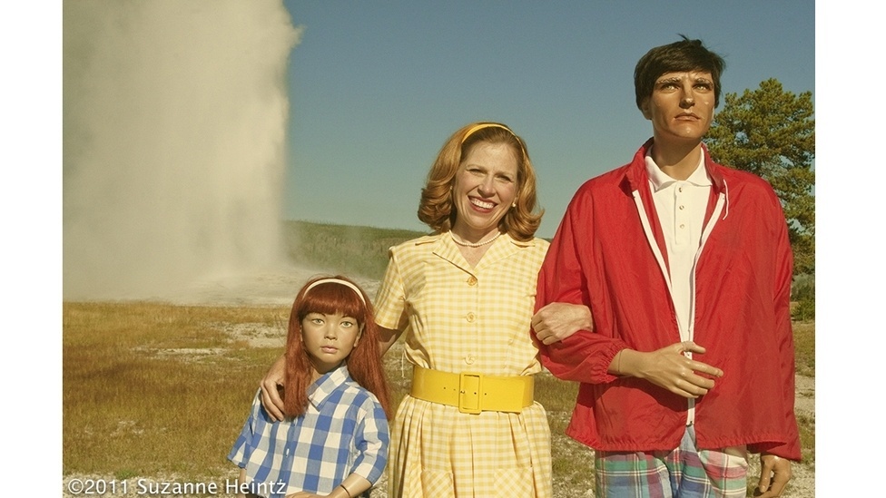 Suzanne Heintz posa ao lado de manequim no projeto fotográfico "Life Once Removed" ("Quase como a Vida", em tradução livre) - Suzanne Heintz