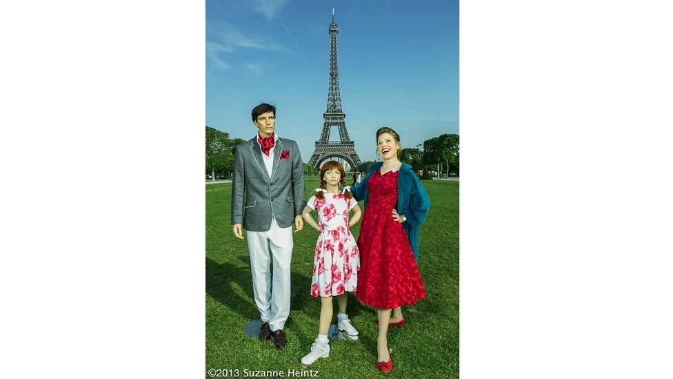 Suzanne Heintz posa ao lado de manequim no projeto fotográfico "Life Once Removed" ("Quase como a Vida", em tradução livre) - Suzanne Heintz