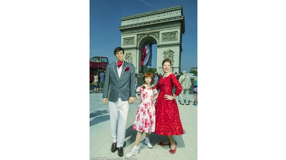 Suzanne Heintz posa ao lado de manequim no projeto fotográfico "Life Once Removed" ("Quase como a Vida", em tradução livre) - Suzanne Heintz