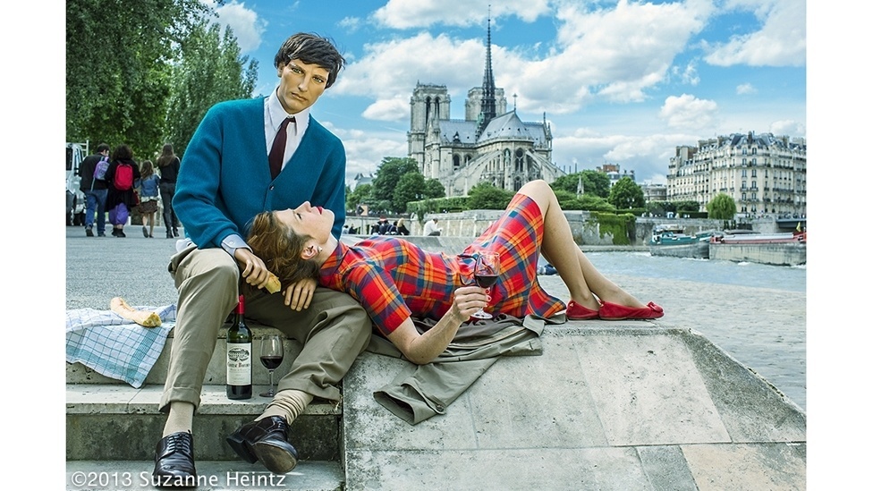 Suzanne Heintz posa ao lado de manequim no projeto fotográfico "Life Once Removed" ("Quase como a Vida", em tradução livre) - Suzanne Heintz