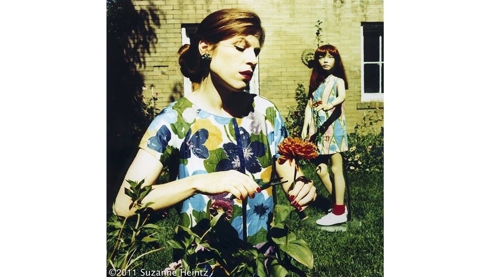 Suzanne Heintz posa ao lado de manequim no projeto fotográfico "Life Once Removed" ("Quase como a Vida", em tradução livre) - Suzanne Heintz