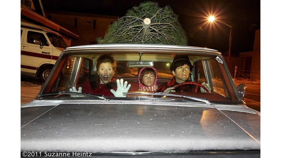 Suzanne Heintz posa ao lado de manequim no projeto fotográfico "Life Once Removed" ("Quase como a Vida", em tradução livre) - Suzanne Heintz