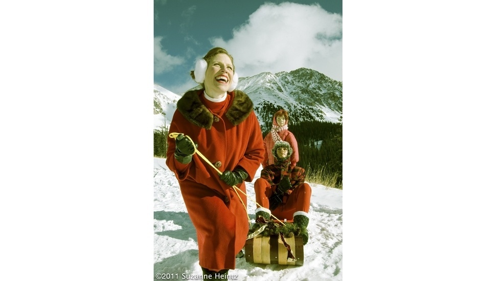 Suzanne Heintz posa ao lado de manequim no projeto fotográfico "Life Once Removed" ("Quase como a Vida", em tradução livre) - Suzanne Heintz