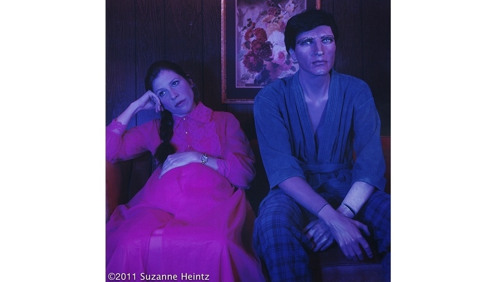Suzanne Heintz posa ao lado de manequim no projeto fotográfico "Life Once Removed" ("Quase como a Vida", em tradução livre) - Suzanne Heintz