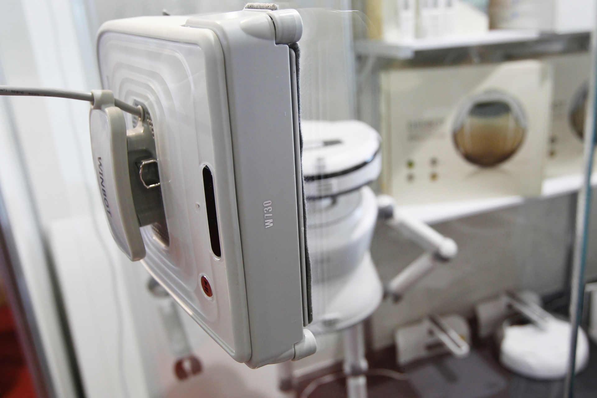 Você tem medo de limpar os vidros externos das janelas de sua casa? E se um robô fizesse esse serviço por você? O Winbot é um robozinho da Ecovacs (www.ecovacs.com.br) capaz de higienizar vidros planos, com ou sem moldura ou isolante térmico. O equipamento foi lançado na 20ª edição da Feicon Batimat (Salão Internacional da Construção), em cartaz de 18 a 22 de março de 2014, em São Paulo (...) - Reinaldo Canato/ UOL