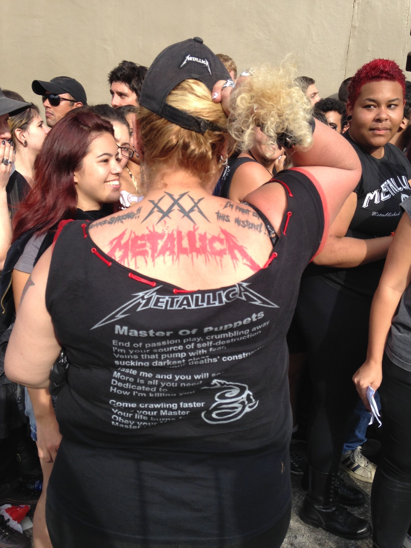 22.mar.2014 - A fã do Metallica Debby Hetfield na fila do show da banda na noite deste sábado (22), no Morumbi, em São Paulo. A mulher. de 39 anos, tem várias tatuagens em homenagem aos seus ídolos - Patricia Colombo/UOL