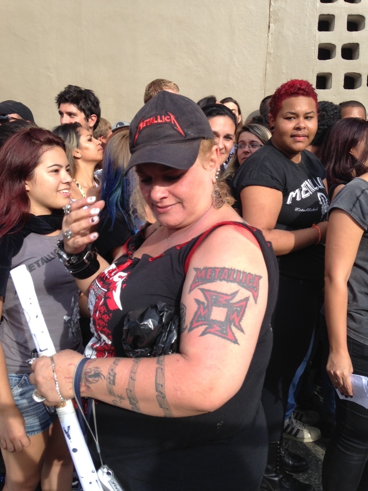 22.mar.2014 - A fã do Metallica Debby Hetfield na fila do show da banda na noite deste sábado (22), no Morumbi, em São Paulo. A mulher. de 39 anos, tem várias tatuagens em homenagem aos seus ídolos - Patricia Colombo/UOL