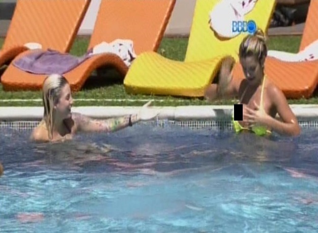22.mar.2014 - Oops! Após apostar corrida com Clara na piscina, Tatiele paga 'peitinho'