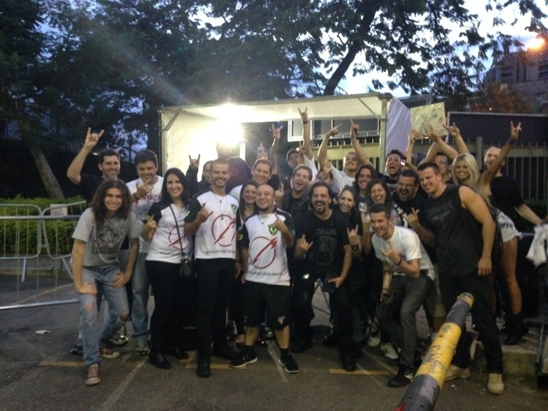 22.mar.2014 - Os fãs do Metallica que foram sorteados para conhecer a banda no camarim na noite deste sábado (22), em São Paulo - Patricia Colombo/UOL