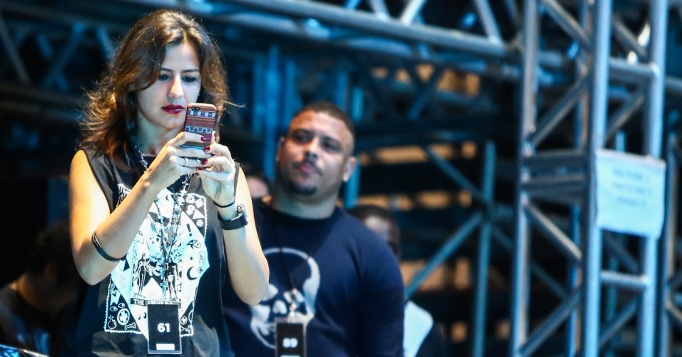 22.mar.2014 - Ronaldo faz selfie com a noiva no show do Metallica. O ex-jogador fez um clique ao lado da DJ Paula Morais ao assistir a apresentação da banda de metal na noite deste sábado (22), no Estádio do Morumbi, em São Paulo