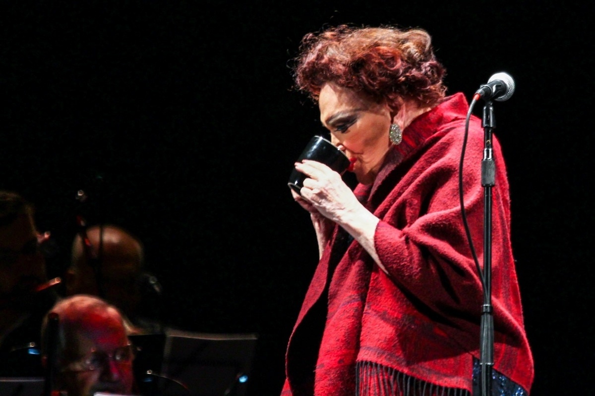 22.mar.2014 - Bibi Ferreira revisita sete décadas de carreira e reconta histórias de seus 92 anos de vida em show gratuito no Parque do Ibirapeura, em São Paulo - Manuela Scarpa/Photo Rio News