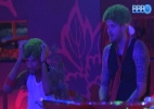 Valter e Cássio usam plantas artificiais na cabeça durante festa - Reprodução/TV Globo