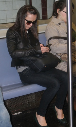 14.mar.2012 - A atriz Christina Ricci pega o metrô na cidade de Nova York