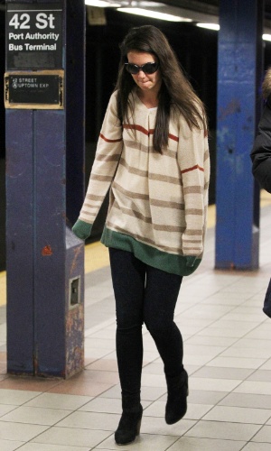 14.nov.2012 - Katie Holmes foi fotografada em uma estação de metrô de Nova York