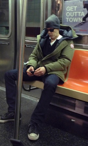 14.nov.2013 - O ator Kevin Bacon usou o metrô para se deslocar por Nova York