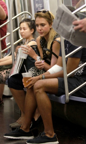 14.set.2012 - Jessica Alba usou o metrô para voltar de um almoço com um amigo, em Nova York