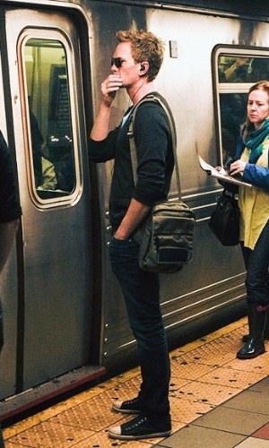 2014 - Neil Patrick Harris, o Barney de "How I Met Your Mother", pegou o metrô em Nova York