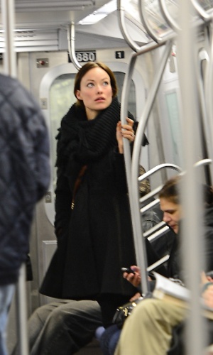 20.jun.2012 - Moradora de Nova York, Olivia Wilde decidiu aproveitar o metrô da cidade