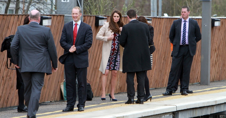 23.abr.2013 - Kate Middleton, a Duquesa de Cambridge, espera por trem após visitar escola na cidade de Wythenshawe, na Inglaterra