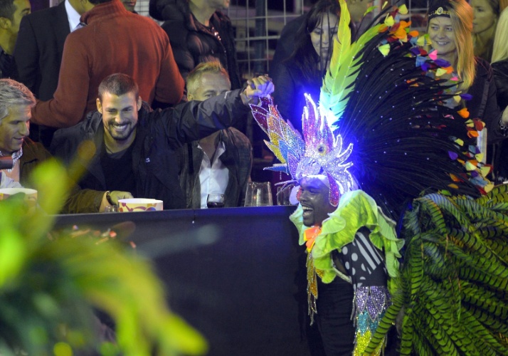 23.mar.2014 - O ator Cauã Reymond posa com fã durante a quinta edição do Carnaval da cidade de San Luís, na Argentina. Ele é conhecido no país pelo Jorginho de "Avenida Brasil"