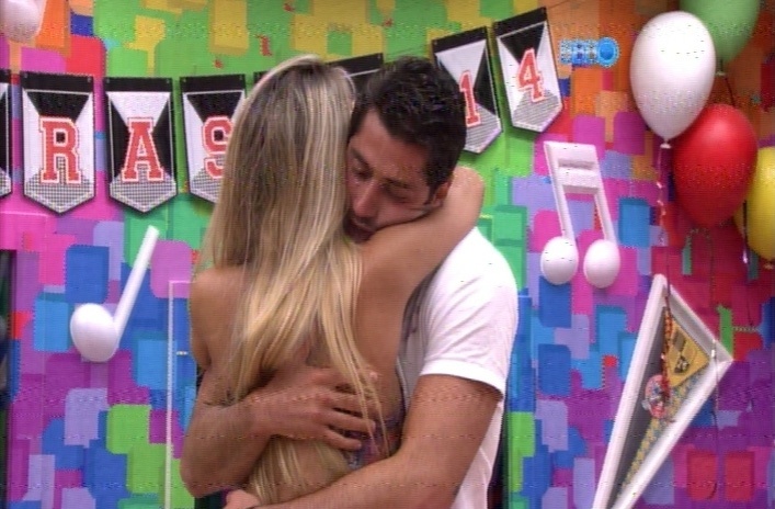 24.mar.2014 - Após briga com Angela, Marcelo e Tatiele se abraçam no quarto se desejando boa sorte no paredão