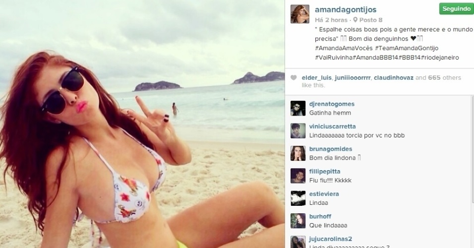 24.mar.2014 - De biquíni e óculos de sol, Amanda postou foto mandando beijinho na praia de Ipanema, Zona Sul do Rio de Janeiro. 