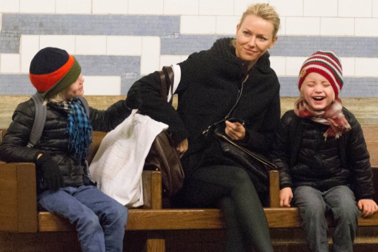24.out.2013 - A atriz Naomi Watts foi fotografada com os filhos enquanto aguardava o metrô em Nova York