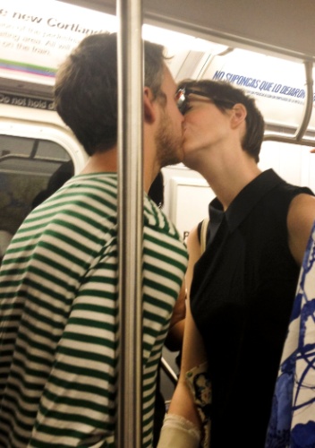 29.jun.2012 - Anne Hathaway beijou o marido Adam Shulman durante uma viagem no metrô de Nova York