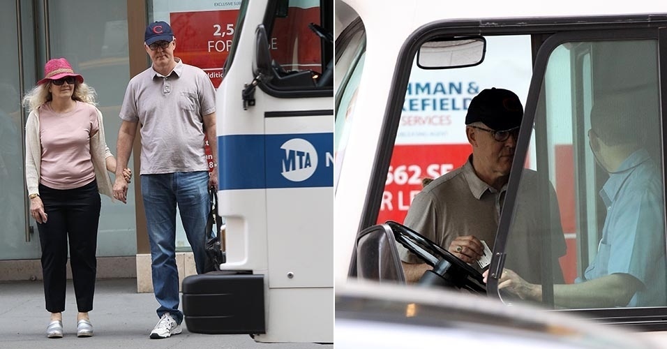 29.mai.2011 - O ator John Lithgow e a mulher pegam ônibus na cidade de Nova York