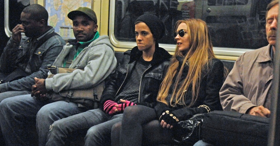 29.out.2008 - A atriz Lindsay Lohan e sua namorada da época, Samantha Ronson, foram vistas aproveitando o metrô de Nova York