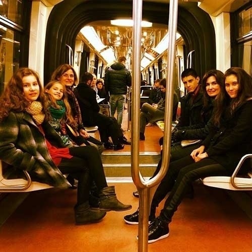 4.jan.2014 - Durante férias de família em Paris, William Bonner tira foto de Fátima Bernardes, seus filhos e seus sobrinhos no metrô
