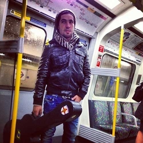 5.fev.-2013 - Sandro Pedroso, ator e ex-noivo de Susana Vieira, publica foto em que aparece no metrô