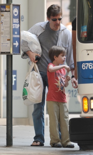 6.jun.2009 - O ator Andrew McCarthy, que recentemente trabalhou na série "White Collar", pega ônibus em Nova York com o filho
