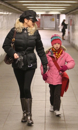 8.dez.2010 - Catherine Zeta-Jones andou de metrô com a filha na cidade de Nova York