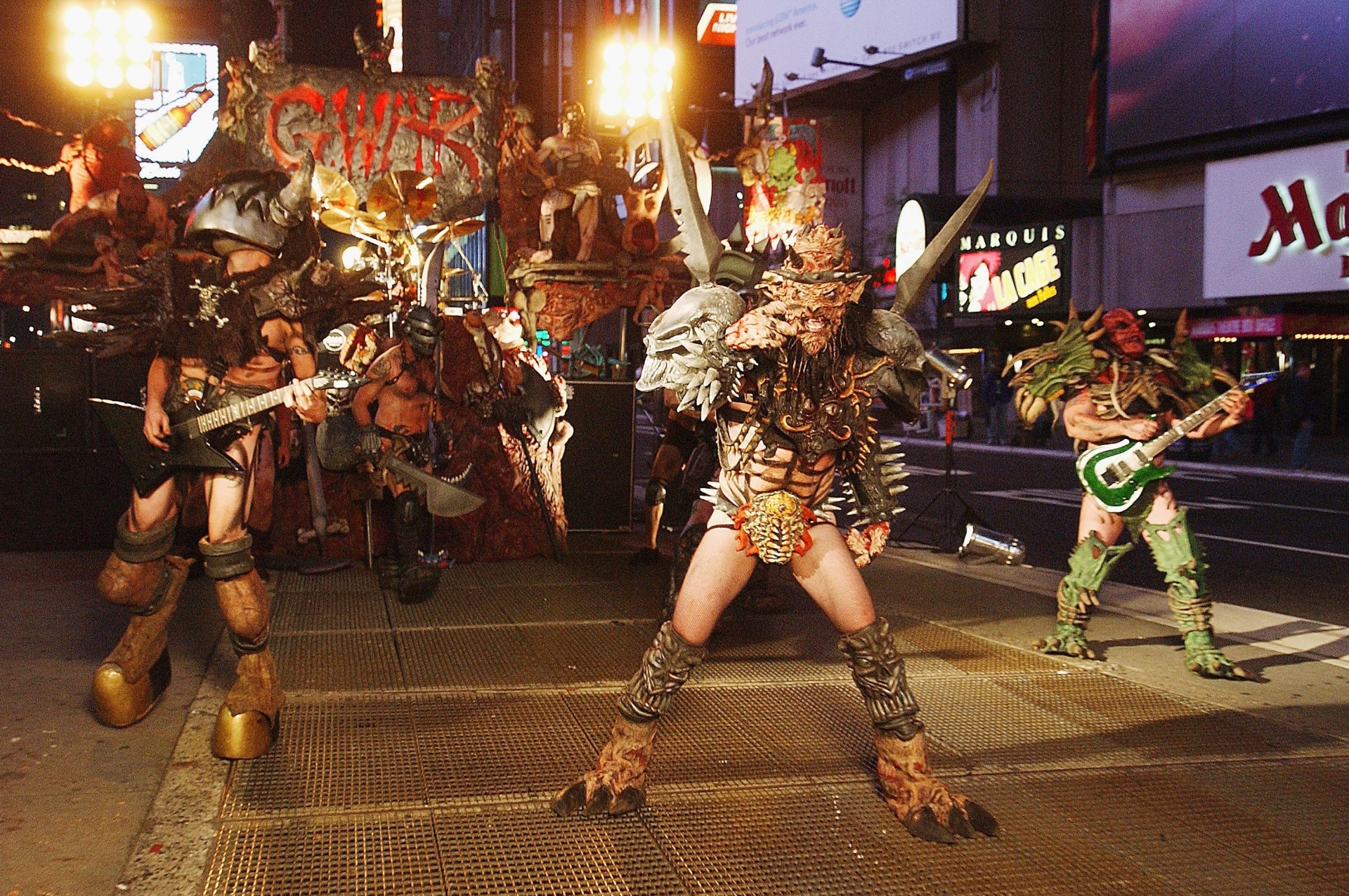 A banda de trash metal Gwar grava clipe na Times Square, em Nova York - Getty Images