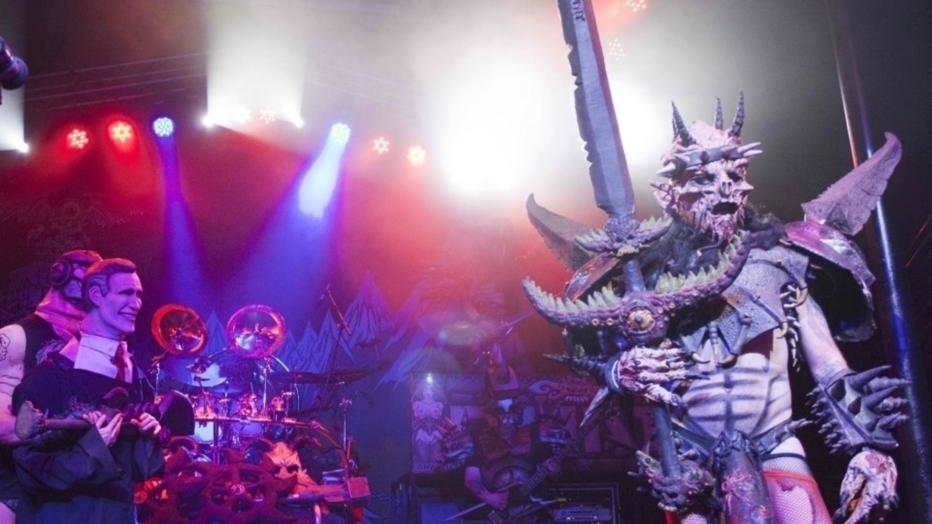 Nos shows de trash metal do Gwar é comum "inimigos" engravatados ou identificados como religiosos serem "decepados" pela espada do vocalista Oderus Urungus - Divulgação