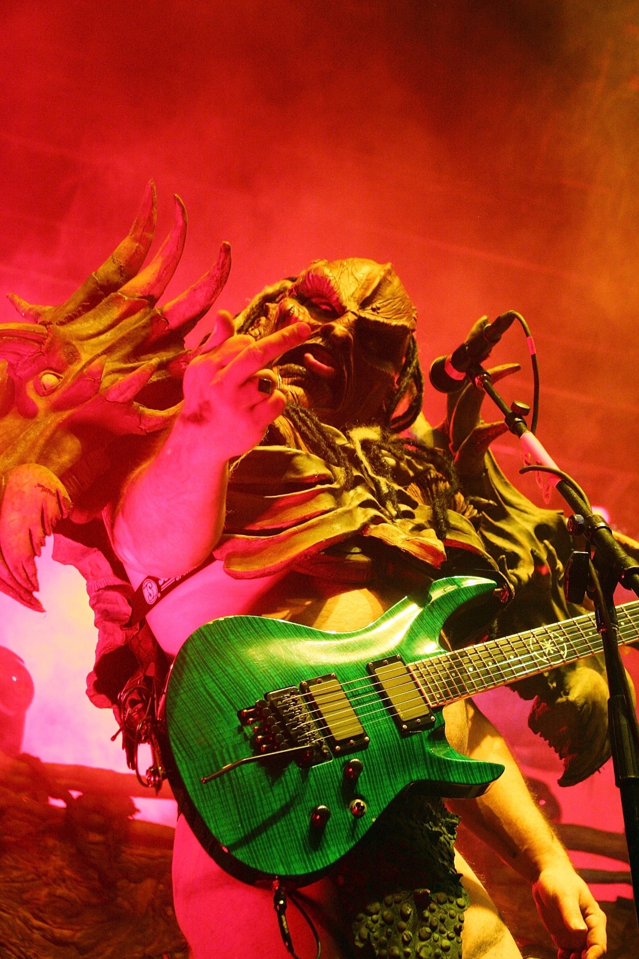 O vocalista do Gwar, David Brockie, morreu na noite de domingo (23) aos 50 anos. Ele foi achado morto pela polícia em sua casa em Richmond, no estado americano de Virgínia  Mais conhecido como o ser monstruoso Oderus Urungus, Brockie fundou a Gwar em 1984. Com letras obscenas, os integrantes só sobem ao palco fantasiados de monstros - Getty Images