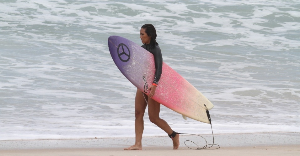 25.mar.2014 - A atriz Daniele Suzuki surfa na praia da Macumba, na zona oeste do Rio