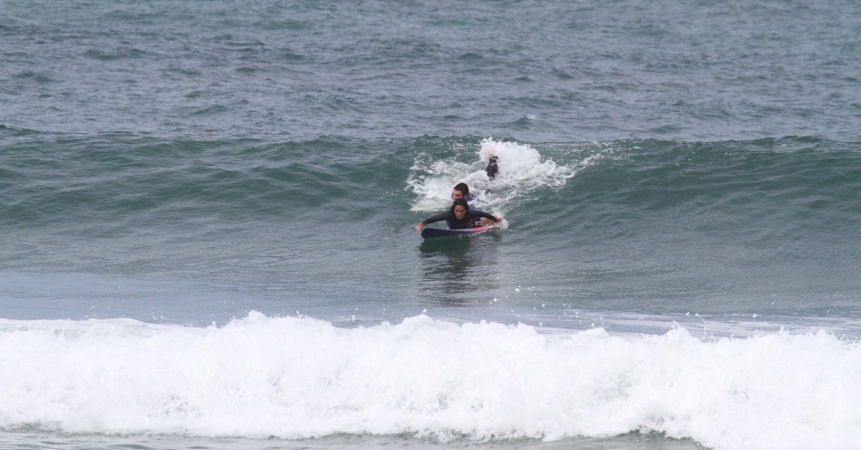 25.mar.2014 - A atriz Daniele Suzuki surfa na praia da Macumba, na zona oeste do Rio