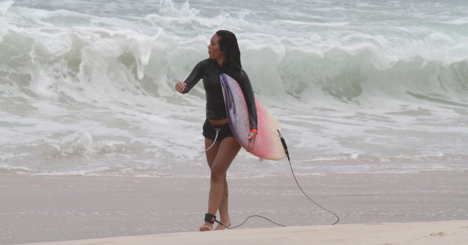 25.mar.2014 - A atriz Daniele Suzuki surfa na praia da Macumba, na zona oeste do Rio. Daniele é mãe de Kauai, de dois anos. O menino é fruto de sua relação com o empresário Fábio Novaes