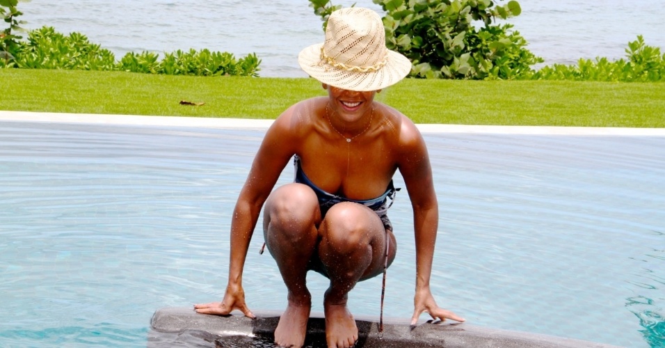 25.mar.2014 - A cantora Beyoncé toma banho de piscina durante sua turnê pela Europa