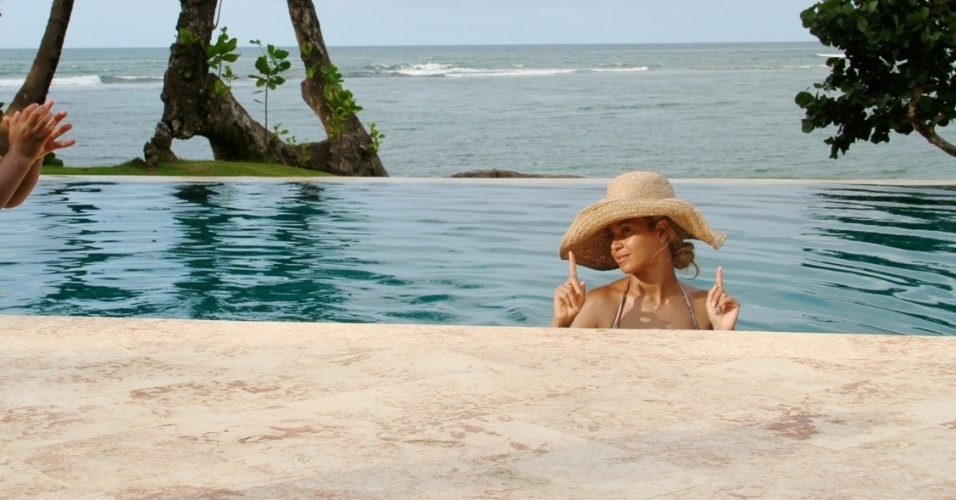 25.mar.2014 - Beyoncé faz palhaçadas na piscina enquanto é observada pela filha Blue Ivy, de dois anos, e pelo marido, Jay-Z