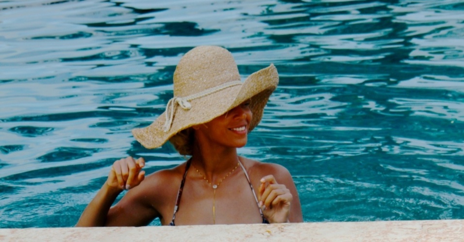 25.mar.2014 - Beyoncé usou um chapéu para se proteger do sol