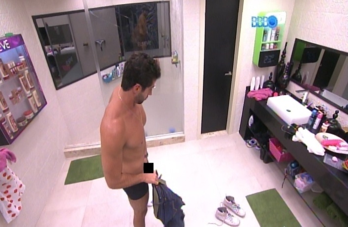 25.mar.2014 - Câmera trai Marcelo e mostra a genitália do brother. Ele estava indo tomar banho antes de dormir