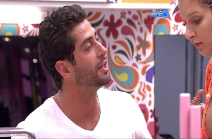 25.mar.2014 - Marcelo conversa com Tatiele na cozinha, antes de dormir