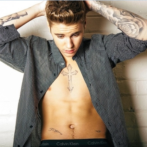 25.mar.2014- De cueca e com a camisa aberta, Justin Bieber exibe os novos desenhos que fez pelo corpo em foto no Instagram