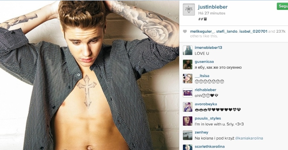 25.mar.2014- De cueca e com a camisa aberta, Justin Bieber exibe os novos desenhos que fez pelo corpo em foto no Instagram