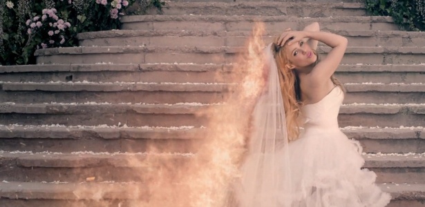 Shakira "pega fogo" após abandonar casamento no clipe de "Empire"  - Reprodução