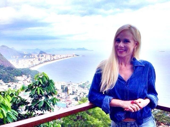 13.mar.2014 - Mariana Ximenes posa no morro do Vidigal, no Rio de Janeiro, após realizar ensaio para a revista "VIP"
